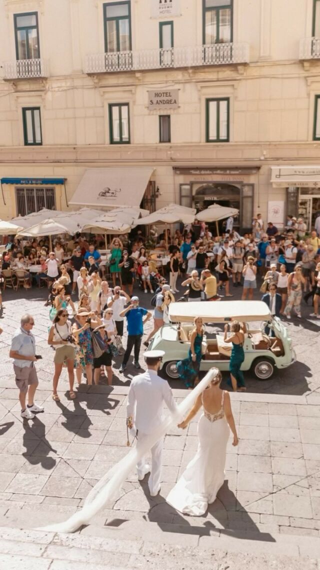 “Vi sposate ad Amalfi con tutto quel caos?” 🫨💣

Il Duomo di Amalfi è uno dei posti più suggestivi della Costiera Amalfitana. Tante sono le volte che ho sentito questa frase ma analizziamola:

⛪️ Chi sceglie Amalfi è innanzitutto consapevole che non saranno solo gli invitati ad accogliere gli sposi ma anche le migliaia di turisti che in quel momento saranno in piazza e fotograficamente sarà pazzesco! 😍

📷 La scalinata è davvero suggestiva e nonostante le tante persone credo ne valga sempre la pena! 

🏛️Conoscete questo luogo nei pressi della Chiesa ad Amalfi? E’ il chiostro del Paradiso. Si prova proprio accanto al Duomo e con le sue colonne simmetriche è perfetto per scatti eleganti. 

💙Vi sono piaciuti gli scatti? Salvate questo reel per non perdervelo successivamente e fatemi sapere cosa ne pensate nei commenti 💙

#amalficoastwedding #duomodiamalfi #weddingphotography #amalficoastwedding #amalfi