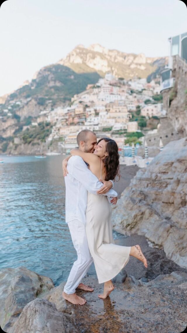 La magia di Positano all’alba 🌅

Ma perché scattare a quest’ora?? Vi do almeno tre motivi! 

💆🏼‍♂️ La pace dei sensi! Senza turisti, senza traffico, ci si può dedicare esclusivamente agli scatti! 

💙 Creare un rapporto importantissimo e a mio modo di vedere, condividere un’alba insieme può essere motivo di legame che toglierà totalmente l’imbarazzo 

😍 Avete notato quanti sorrisi? Ecco, questo punto non c’entra nulla ma ogni tanto è giusto ricordare che fotografiamo emozioni e se ci si lascia andare queste vengono fuori senza fatica! 

E a voi piacerebbe scattare all’alba? Anche se ammetto, svegliarmi presto è una delle cose che più odio al mondo😂 
📷 Ma ne vale sempre la pena 💙

#amalficoast #Positanoshooting #prewedding #shootinginamalficoast