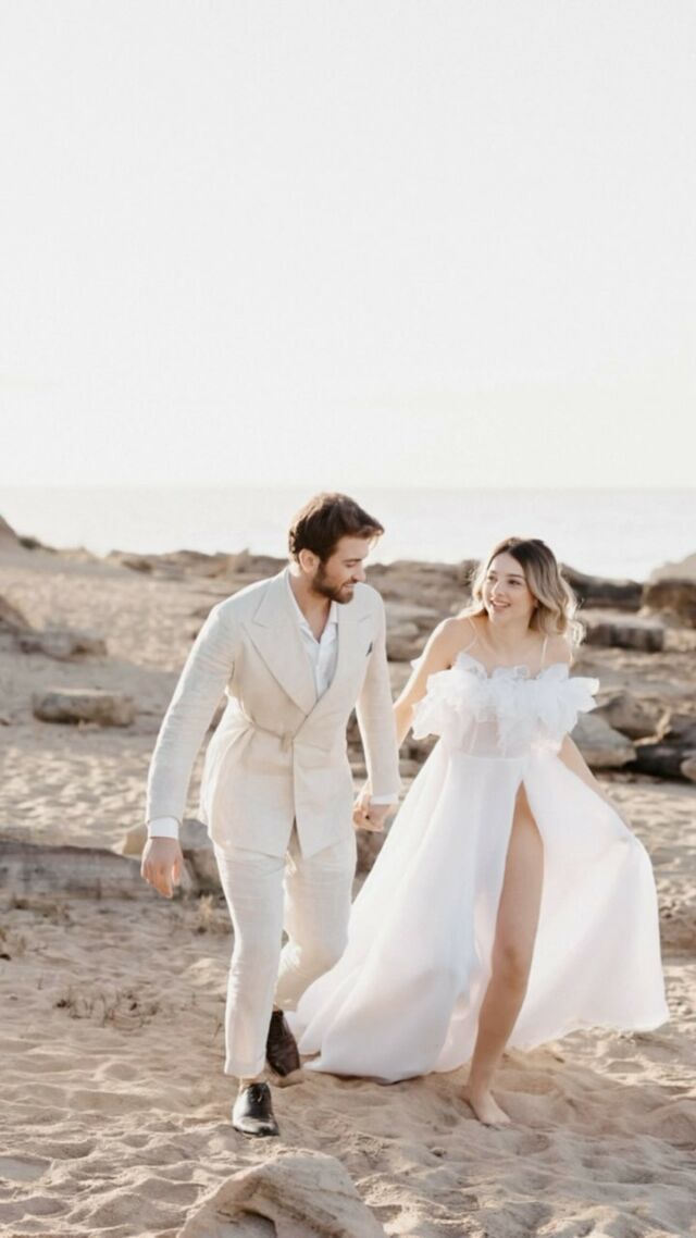 Ti svelo tre motivi per fare un pre/post wedding all’alba!!!

☀️ Uno dei motivi principali è ovviamente la luce!! A quell’ora è veramente magica, in grado di regalare sfumature di luce che è impossibile trovare a qualsiasi altra ora del giorno!

💆🏼‍♂️La pace!  L’alba è un momento di calma, prima che il mondo si svegli. Questo vi permetterà di godervi il momento senza distrazioni, rilassandovi senza dover pensare a giudizi esterni, sopratutto per i più timidi!🥰

🏝️ Luoghi esclusivi: con poche persone in giro l’alba vi permetterà di scegliere location che solitamente sono inaccessibili durante le altre ore del giorno! 

Vi è piaciuto questo reel? fatemelo sapere e lasciatemi un like 💙

Planning and design @carlottacioffievents
Venue @masseriaspecula
Giant flowers @gaiapietrella
Flowers @amsicorafiori
MUAH @truccobologna
Shoes @bellabelleshoes
Dress @bencivengaaltasartoria
Lingerie @raraavis_group
Accessories @medzebride
grafica @sofisticarta
#puglia #apulianwedding